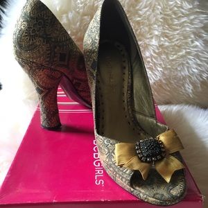 BCBG GIRLS Brocade Gold/Black Open Toe 5.5 shoe